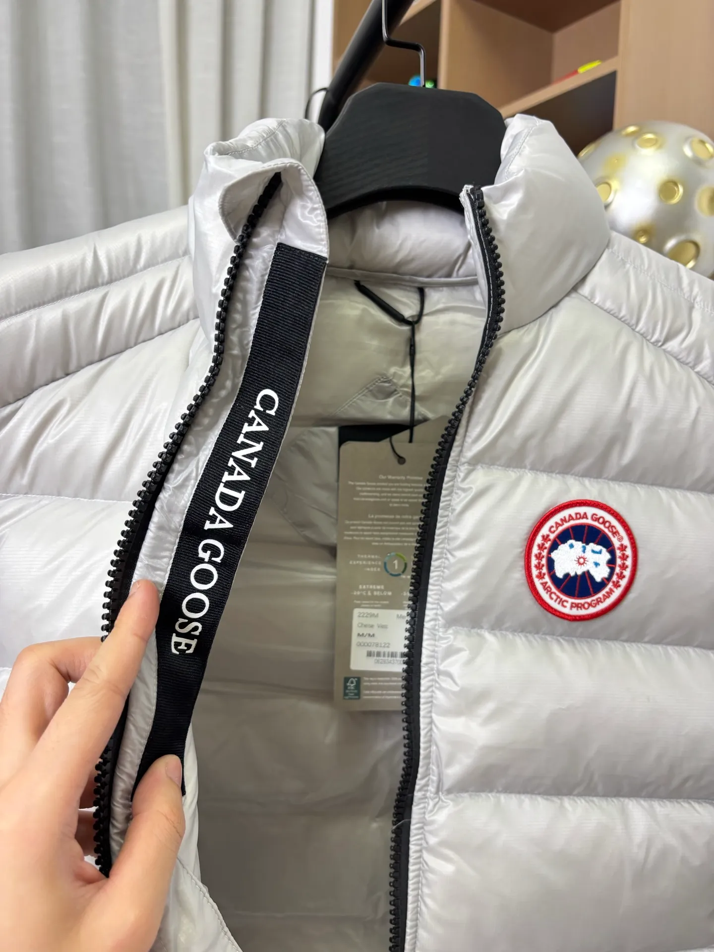 P570 Style number: DC221# [Canada Goose] CROFTON Canada Goose series lightweight 90 down vest R water-repellent treatment Winall windproof fabric 90 white duck down 700 down filling Original mold opening 1:1 Detailed production The upper body effect is stunning The highest version on the market Six sizes~ Color: Black Silver Size: XS-XXL [Picture 9️⃣ Size chart]